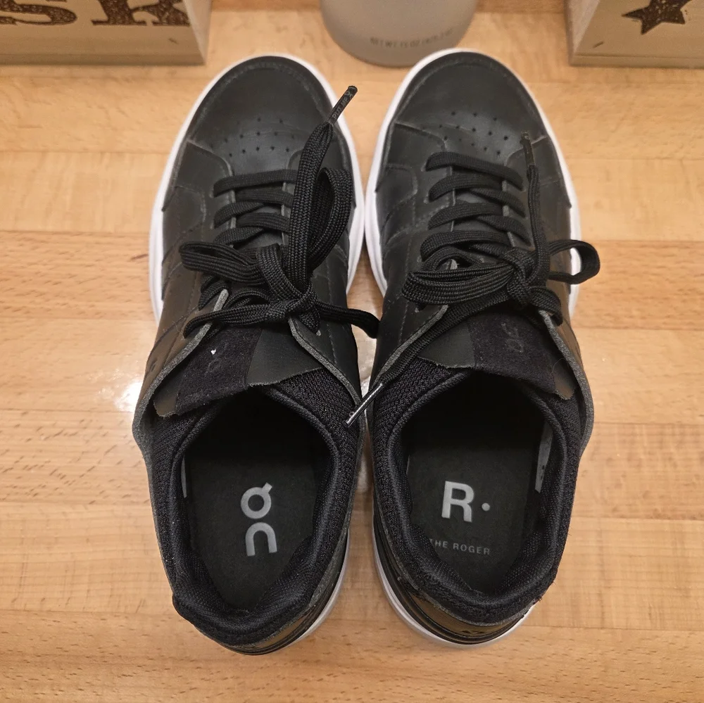 On Running The Roger Advantage Black/White Leather Sneakers Womens Size 9.5